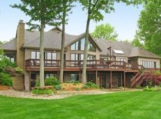 2578 Lakeshore Dr, Hillsdale, MI 49242