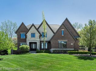611 Wellington Cir, Rochester Hills, MI 48309