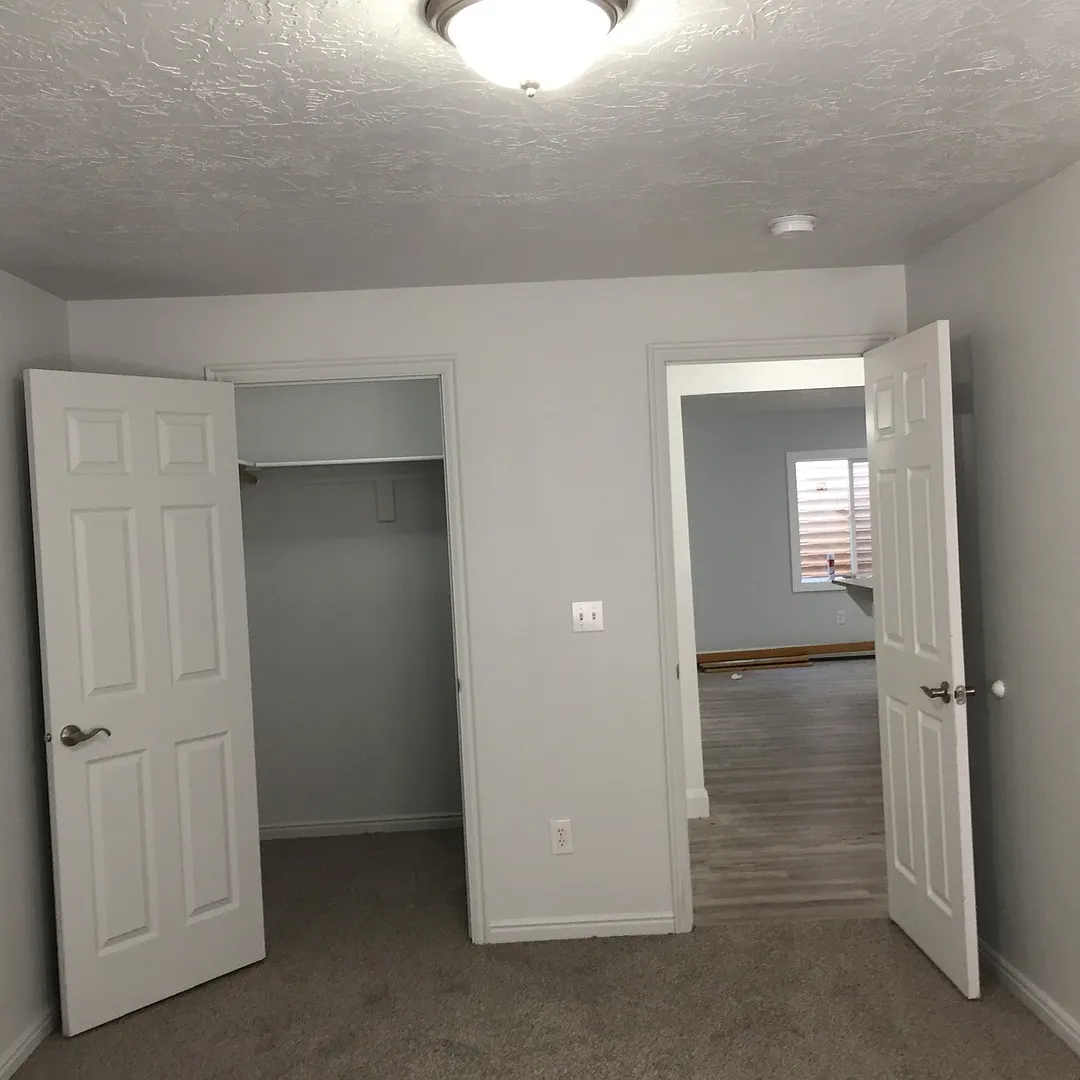 311 N 700 W — Photo 4