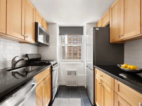 333 East 46th Street image 3 of 9