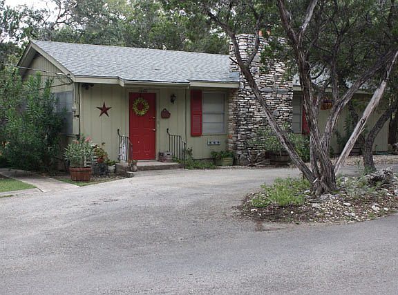 4th image of 1004 Cypress Creek Ln