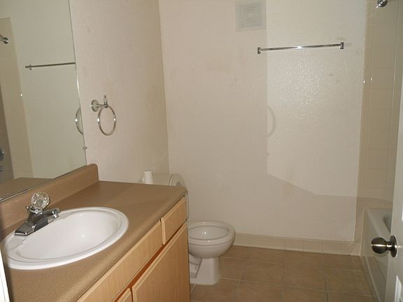 4th image of 940 Village Trl Unit 6-211