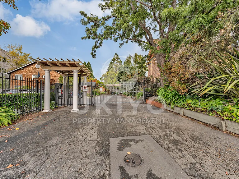 620 Alcatraz Ave #D — Photo 34