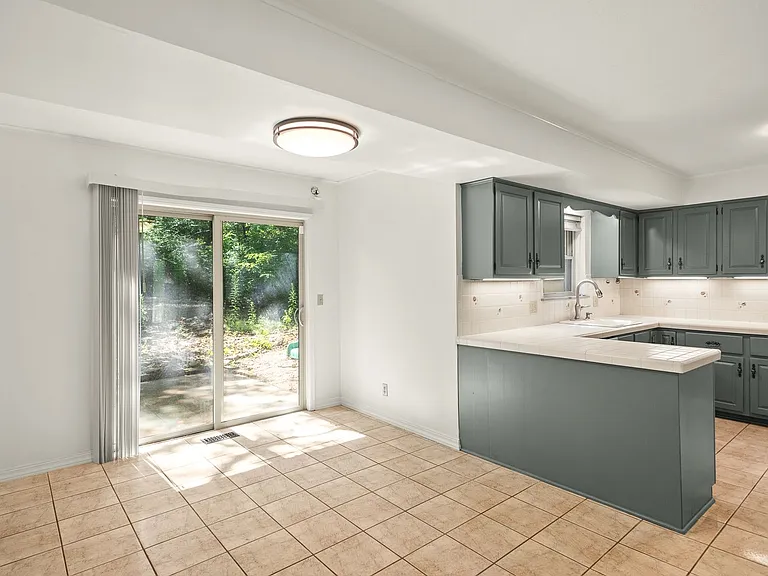 2825 E Inwood Ln — Photo 16