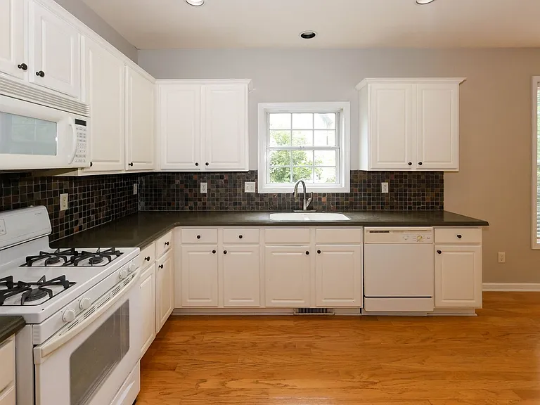 2895 Haynes Club Cir SW — Photo 11