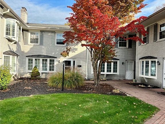 2nd image of 3 Meadowlawn Dr Unit 7