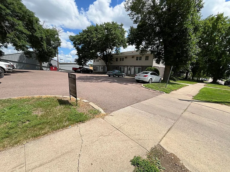 2332 S Duluth Ave — Photo 17