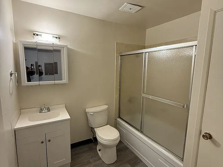 220 N Ivy St — Photo 5