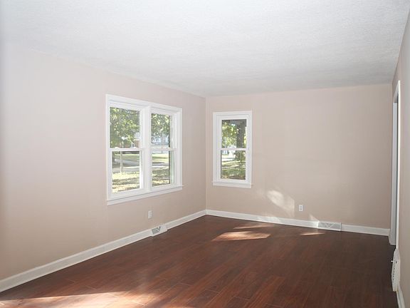 3rd image of 118 W Pocahontas Ln