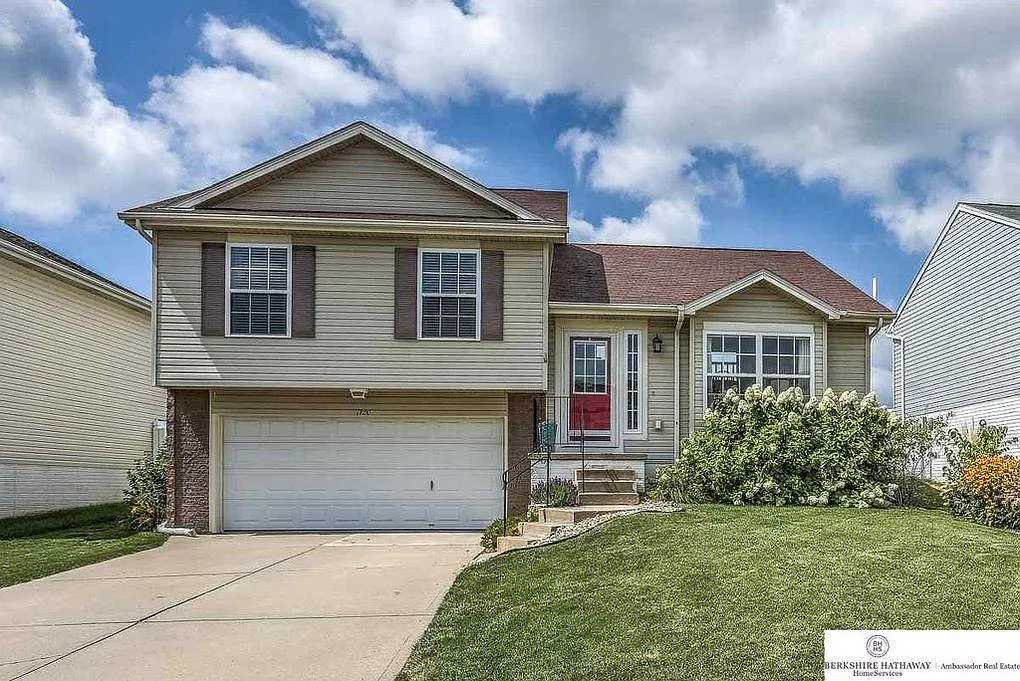 3 bed, 1277 sqft, $1,950 — Photo 1