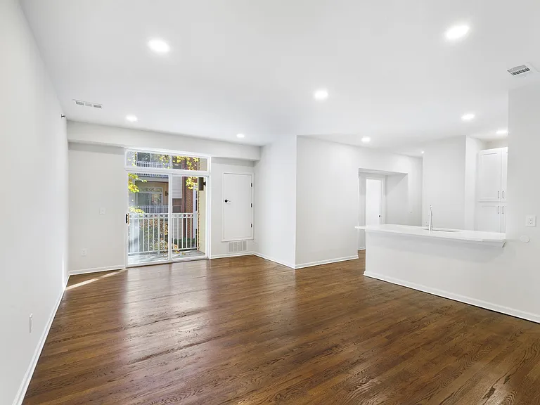 Columbia Court — Photo 46