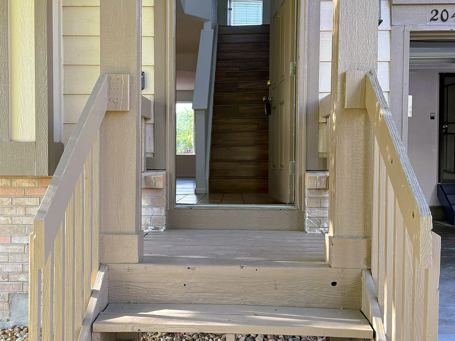 20401 E Chenango Pl — Photo 2