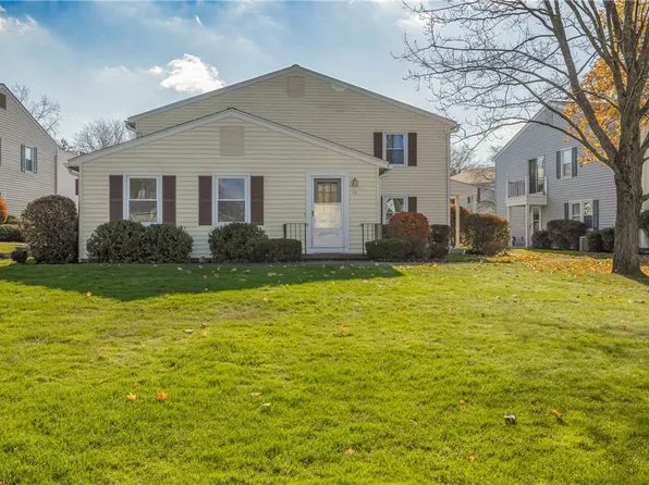 10 Falcon Ln W, Fairport, NY 14450