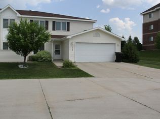 3902 Meadow Brook Ct, Grand Forks, ND 58201