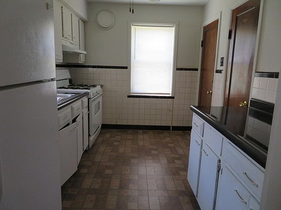 3rd image of 6824 Roberts Ave