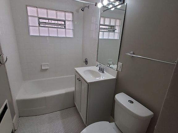 3rd image of 512-524 E Henry Clay St #512-1