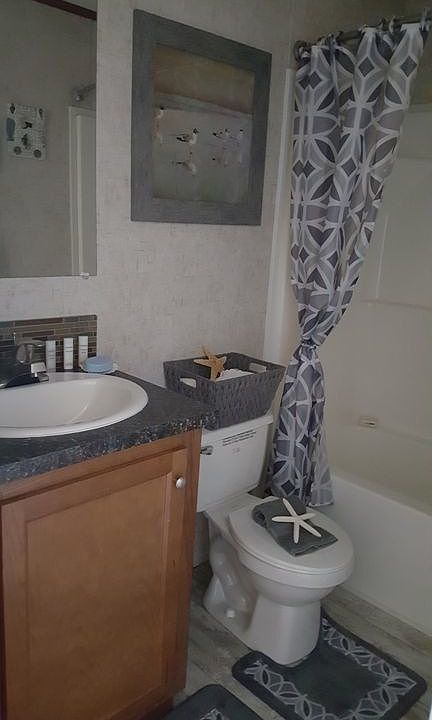 2nd image of 425 Medina St