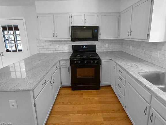 5th image of 1119 Picard St