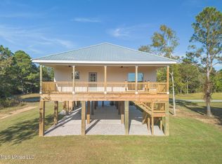 233 Farrar Ln, Waveland, MS 39576