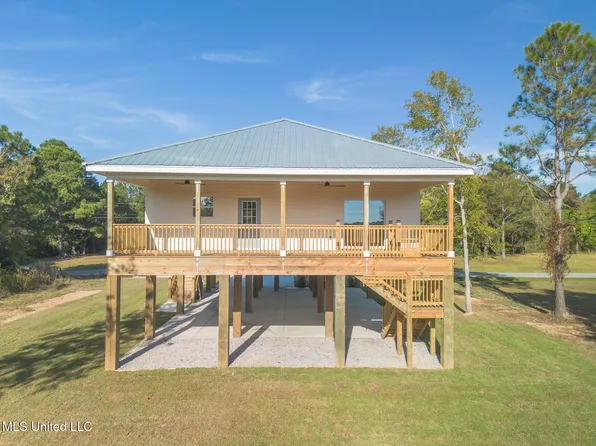 233 Farrar Ln, Waveland, MS 39576