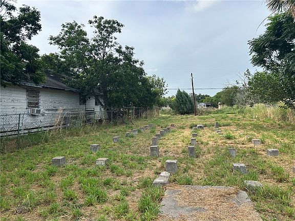 5th image of 415 W Avenue D