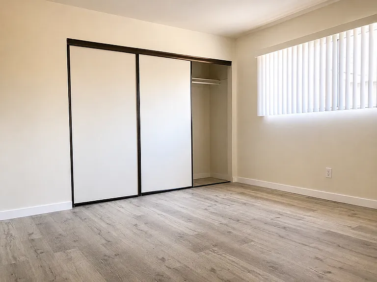 Charming Tudor-Style Apartments in Prime Sherman Oaks Location — Photo 14