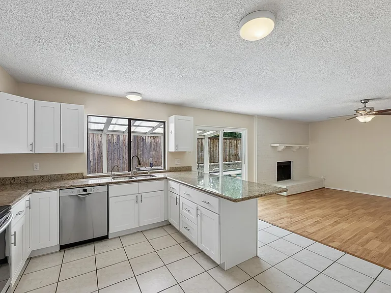 2604 Winding Creek Dr — Photo 12