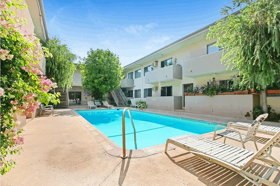 Encino Hillcrest Apartment — Photo 3