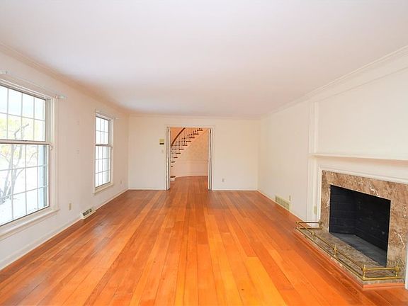 4th image of 33000 Fairmount Blvd