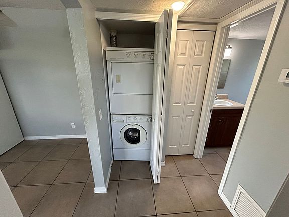 3rd image of 2054 Arlington St APT 201