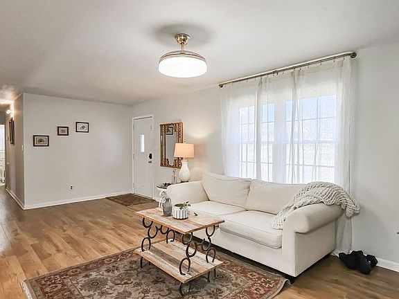 3rd image of 20 Tunstill Loop Rd