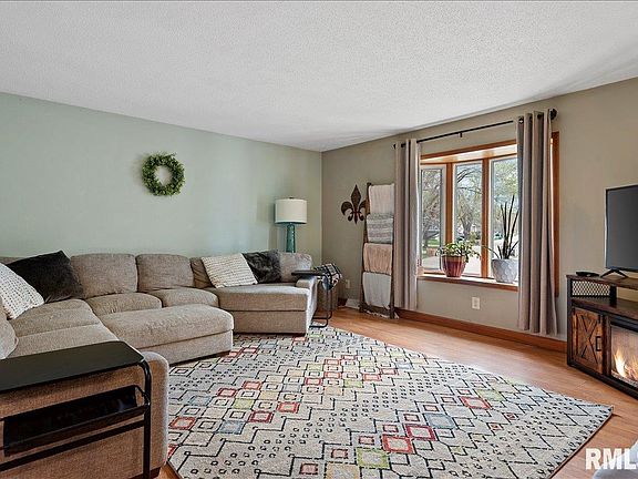 3rd image of 529 Woodland Dr