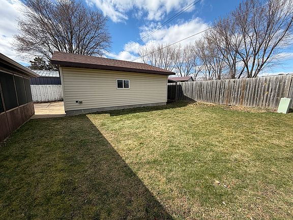 3rd image of 726 E Division St