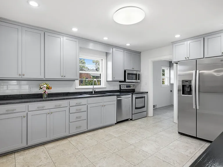 2037 Griffith Ave — Photo 10