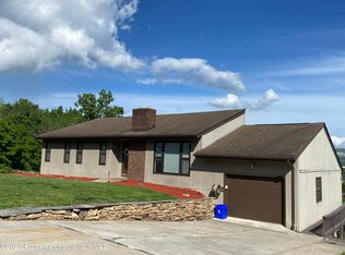 104 Woodland Dr, Peckville, PA 18452