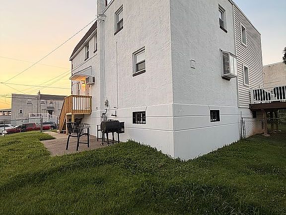3rd image of 1612 Tremont Ave