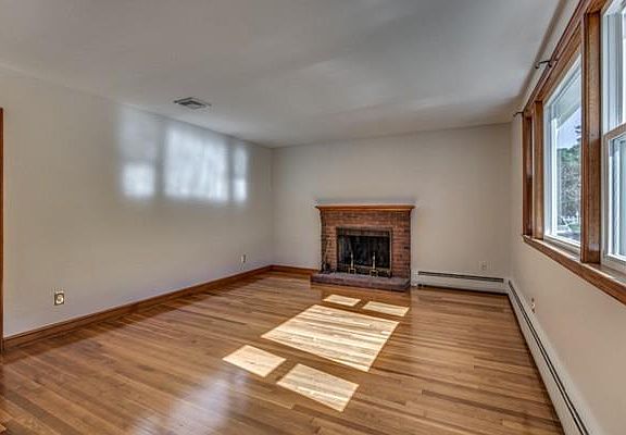 5th image of 427 Essex St