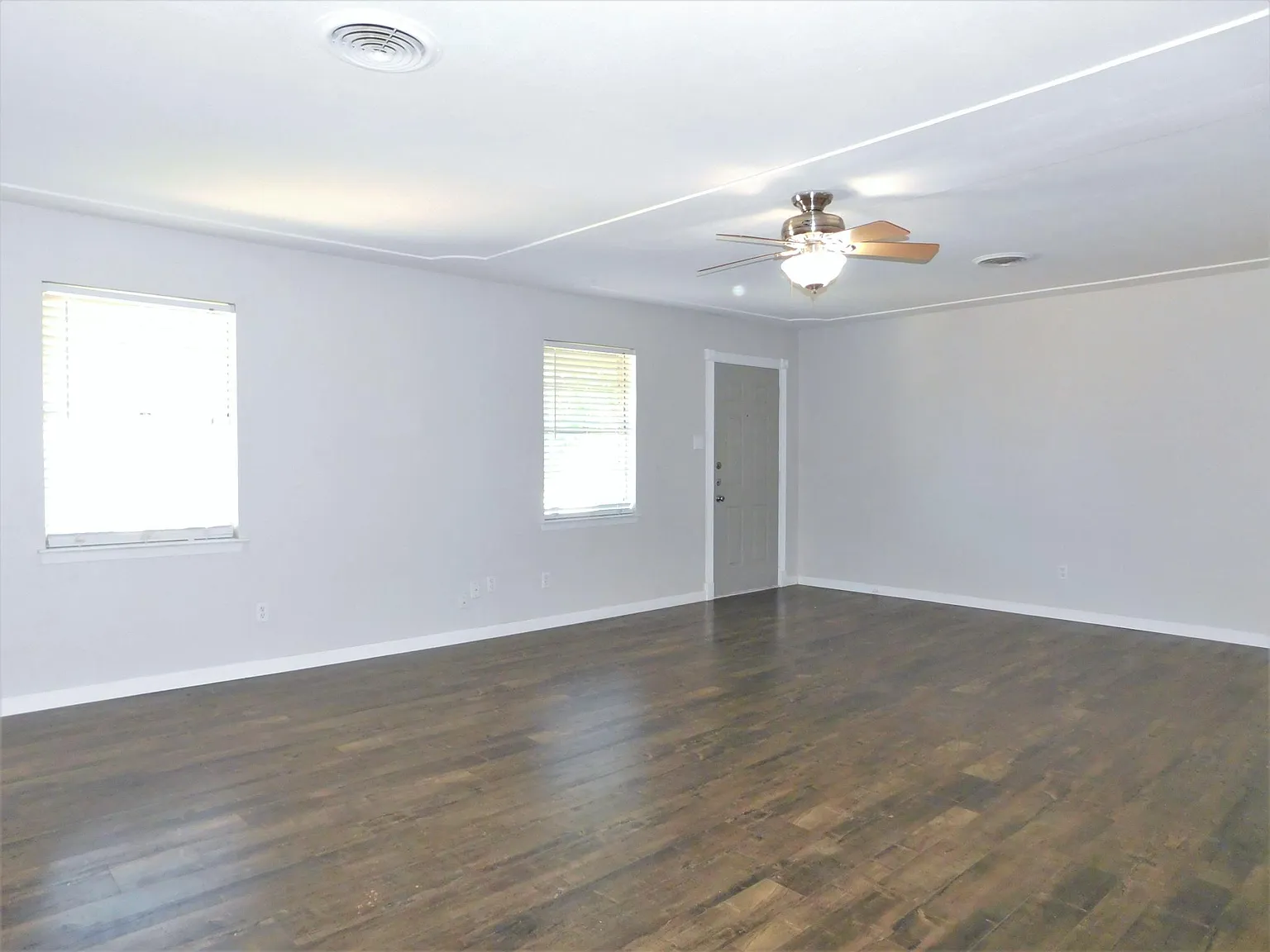 3 bed, 1356 sqft, $1,995 — Photo 3
