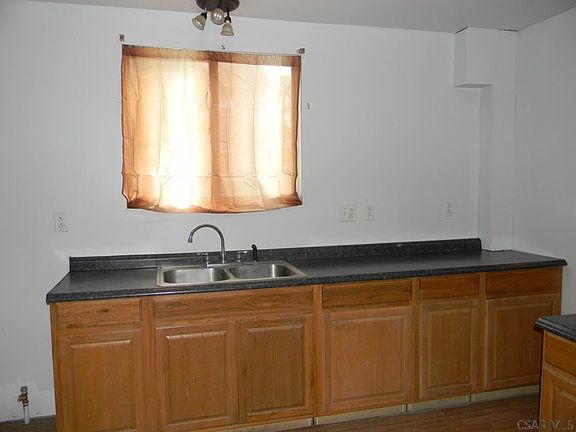 5th image of 225 Plum St