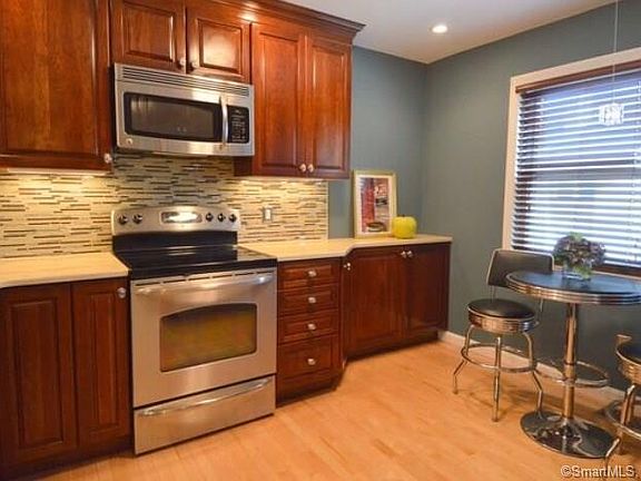 5th image of 501 Carlton Ln
