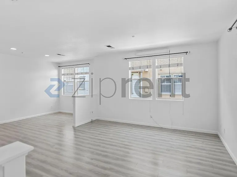657 N Capitol Ave — Photo 8