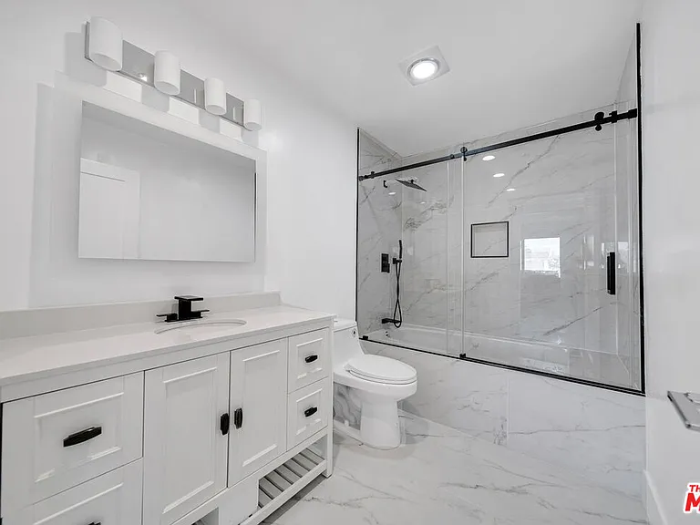 23500 Aetna St — Photo 11