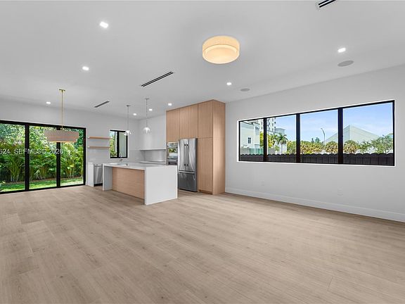 5th image of 2735 SW 23rd Ter