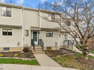 9 Foxtail Ln, Hamburg, NJ 07419