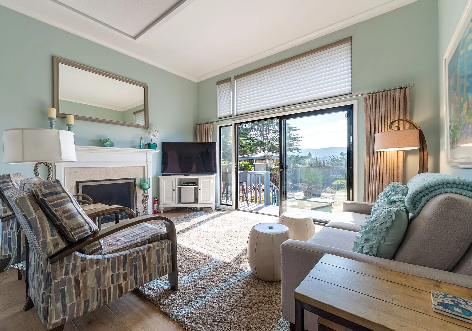 Sophisticated Beachfront Escape with Panoramic Ocean Views — Photo 4