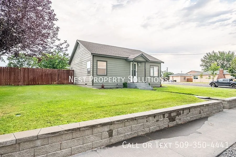 Cozy Home on Corner Lot — Photo 4