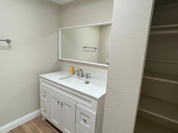 4th image of 21620 Burbank Blvd Unit 4
