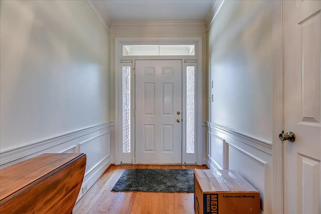 3 bed, 2.5 bath, 2018 sqft, $2,200 — Photo 2