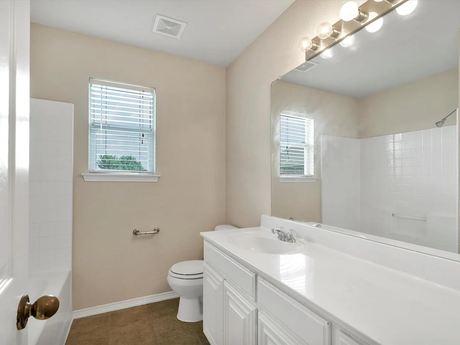 4 bed, 2.5 bath, 2596 sqft, $2,800 — Photo 3