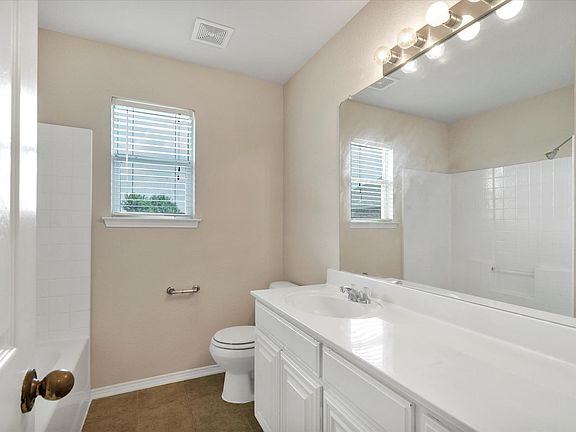 3rd image of 4402 Emerald Leaf Dr